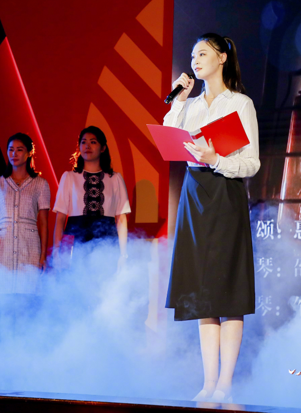 "中国第一美腿"长啥样?惠若琪穿短皮裙现身,1米92的腿太吸睛