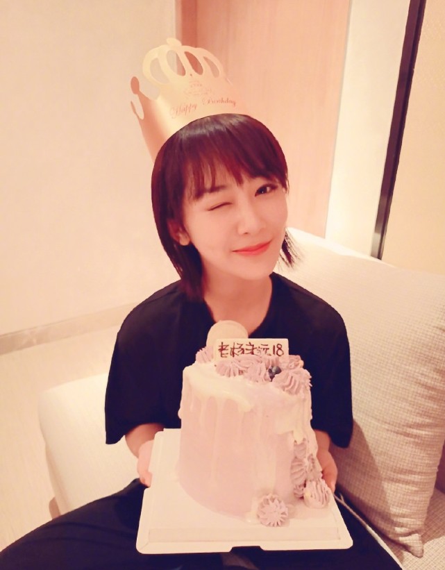 杨紫零点晒照庆祝28岁生日,眨眼卖萌显清纯,蛋糕上的祝福亮了