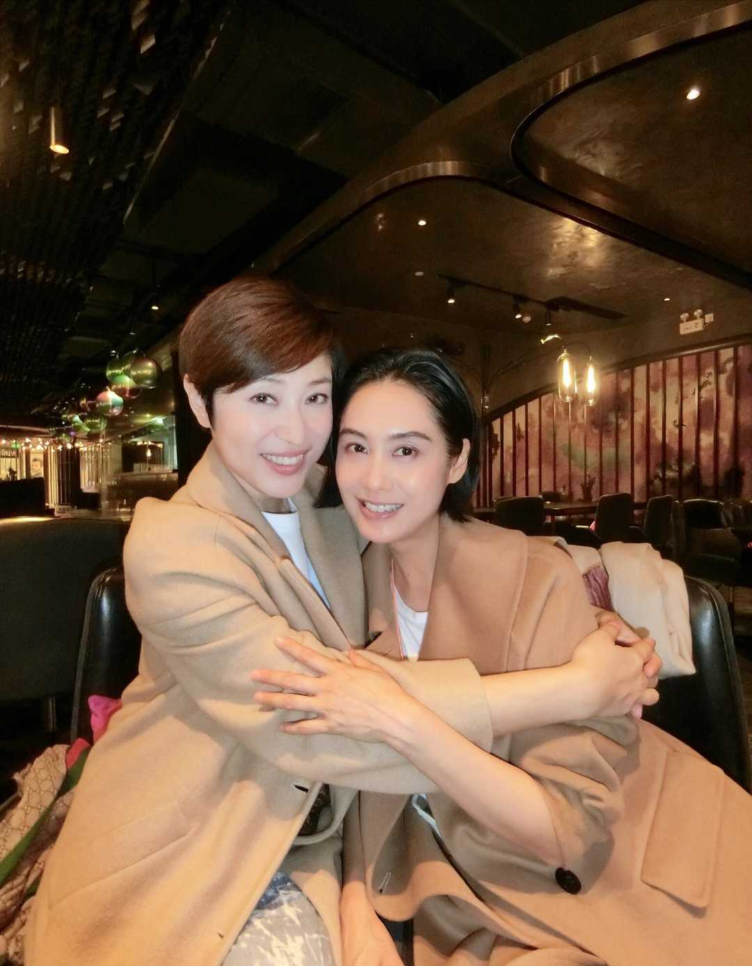 陈法蓉真冻龄女神,超短发搭配白色外套减龄洋气,优雅大方