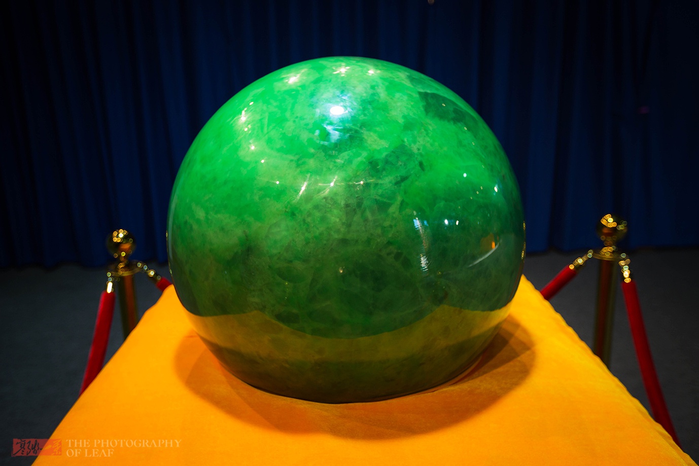 浙江发现稀世珍宝一颗直径2米重18吨的夜明珠黑暗中会发光