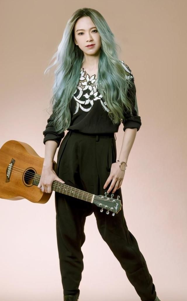 从"知名歌手"到"街头卖艺",因为长发被拒绝,张芸京经历了啥