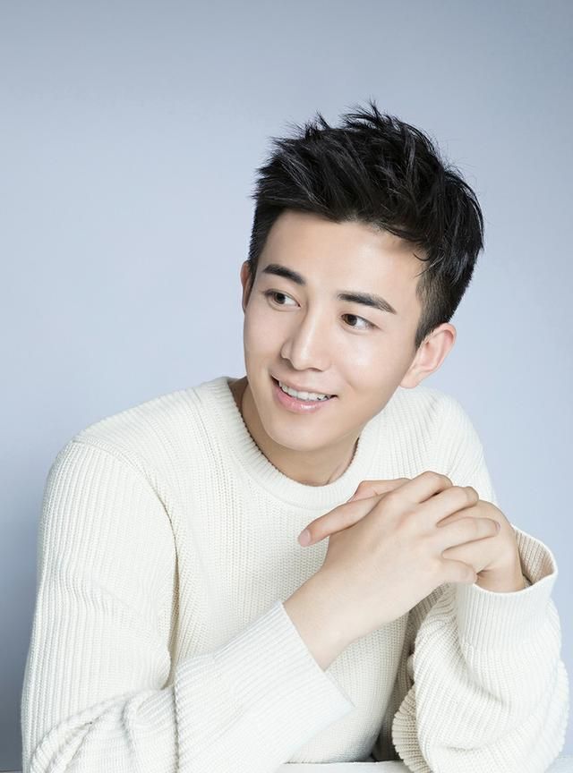 李川拍《蓝色闪电》扭伤左腿 乐观表示:好消息是现在右腿很强