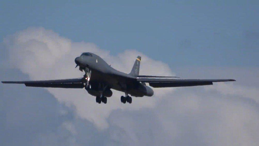 b1b战略轰炸机突降日本三泽基地,2小时后就飞走,三年来首次