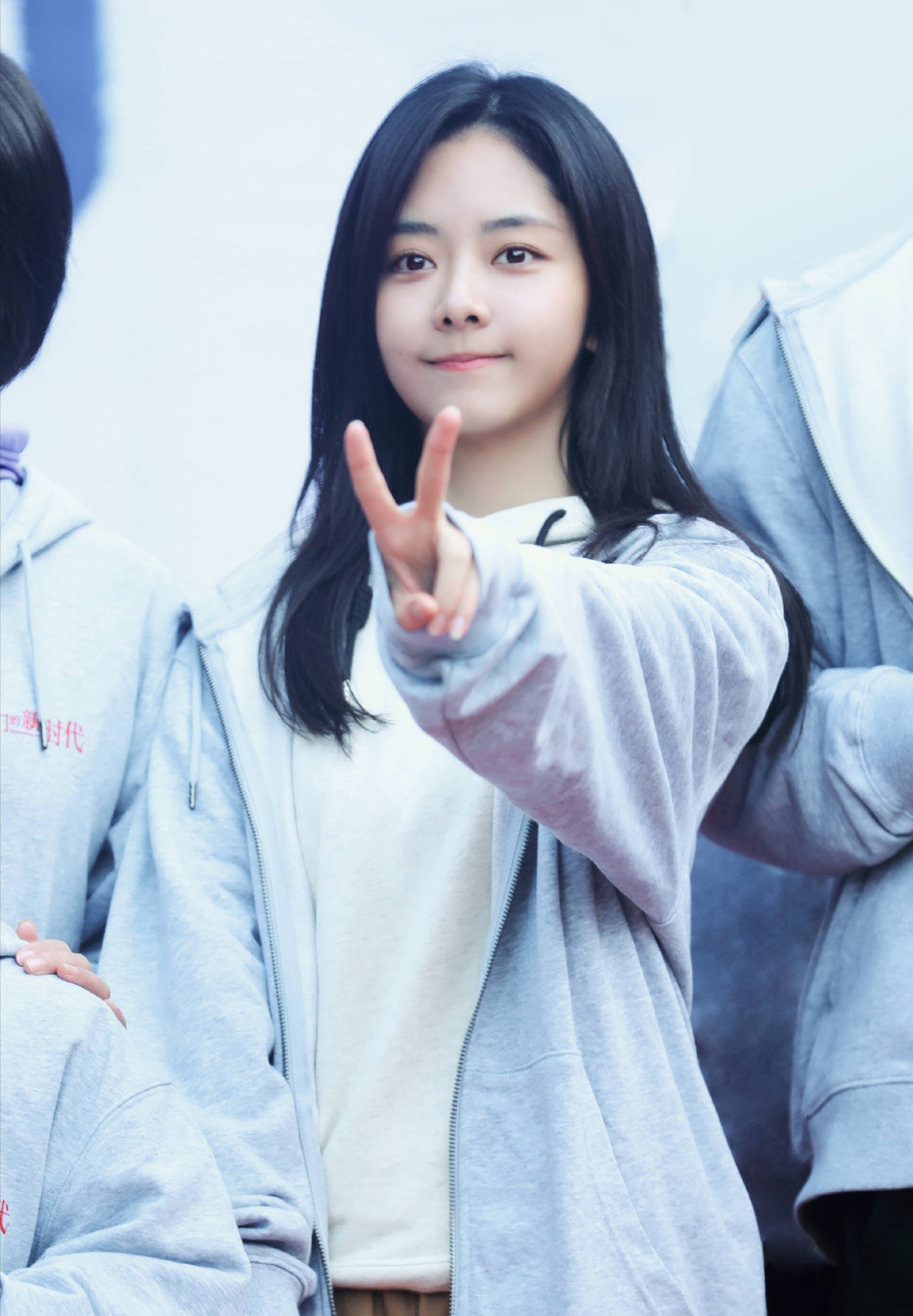 我们的新时代开机谭松韵白敬亭同框网友更期待另一位花旦