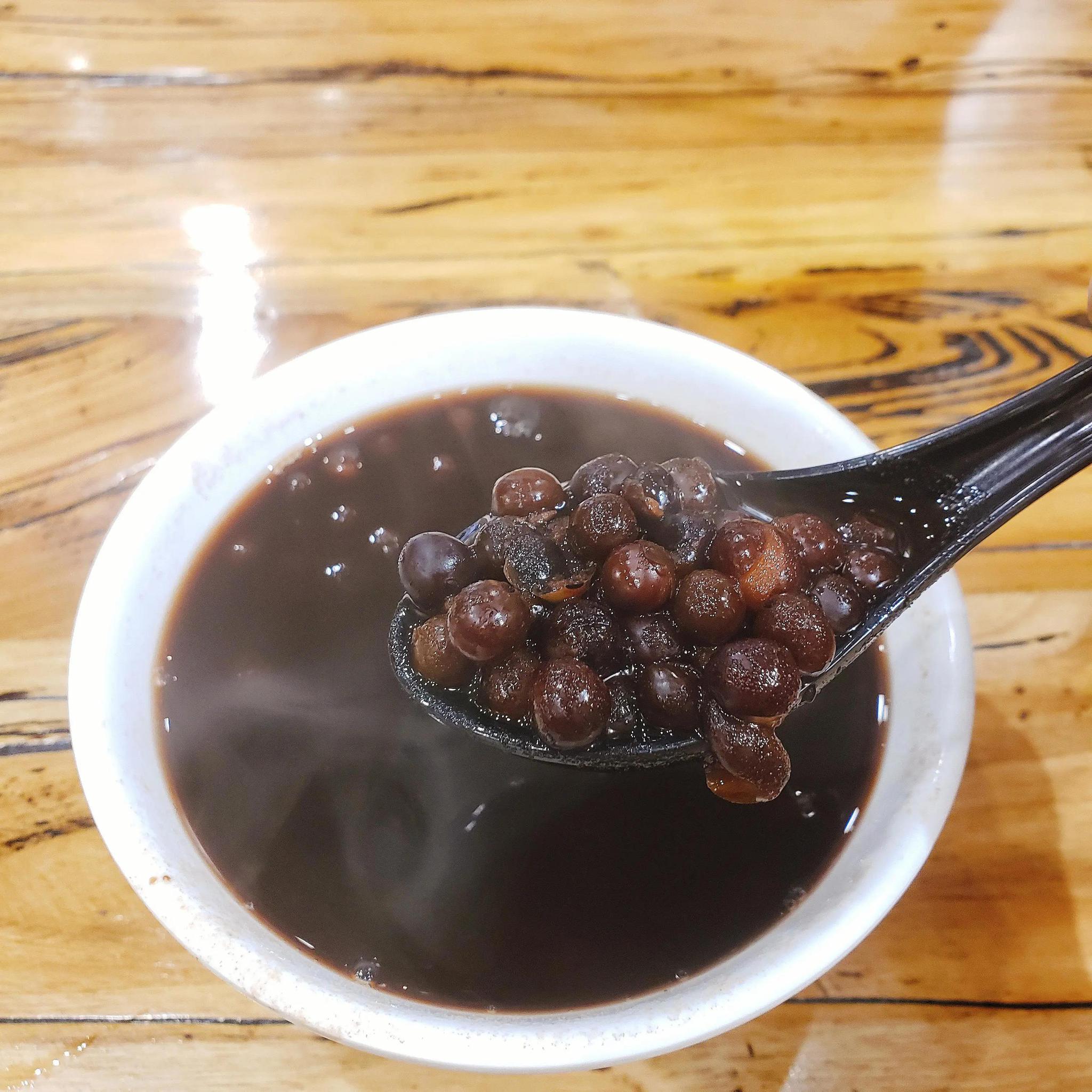 如果你不喜欢酒酿的味道,那么不妨试一试另一款甜品--灰豆子汤,将西北