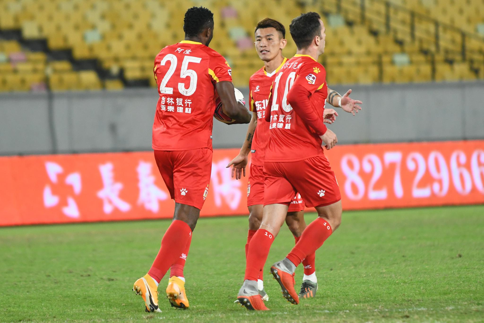 李典)2020年中甲联赛将于8日迎来收官焦点战,长春亚泰队将与成都兴城