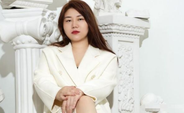 杨天真的彪悍人生做经纪人做到顶尖切了胃做女装照样风生水起