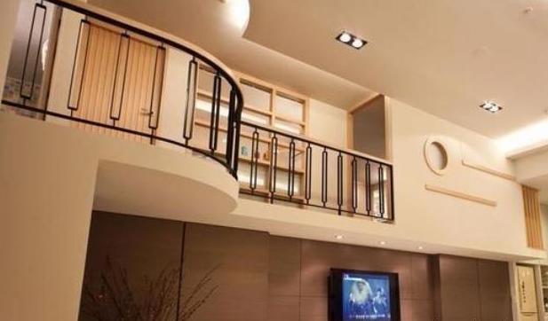 先来看看邓伦家里的客厅吧,深蓝色的帆布沙发显得客厅格局更高级更有