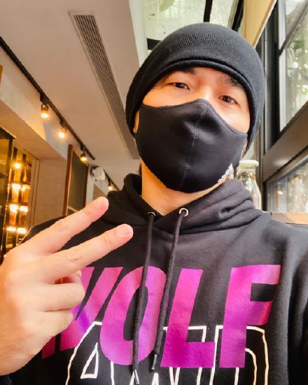 周杰伦晒照庆出道20周年,霸气称找不到对手,在家却被女儿教育