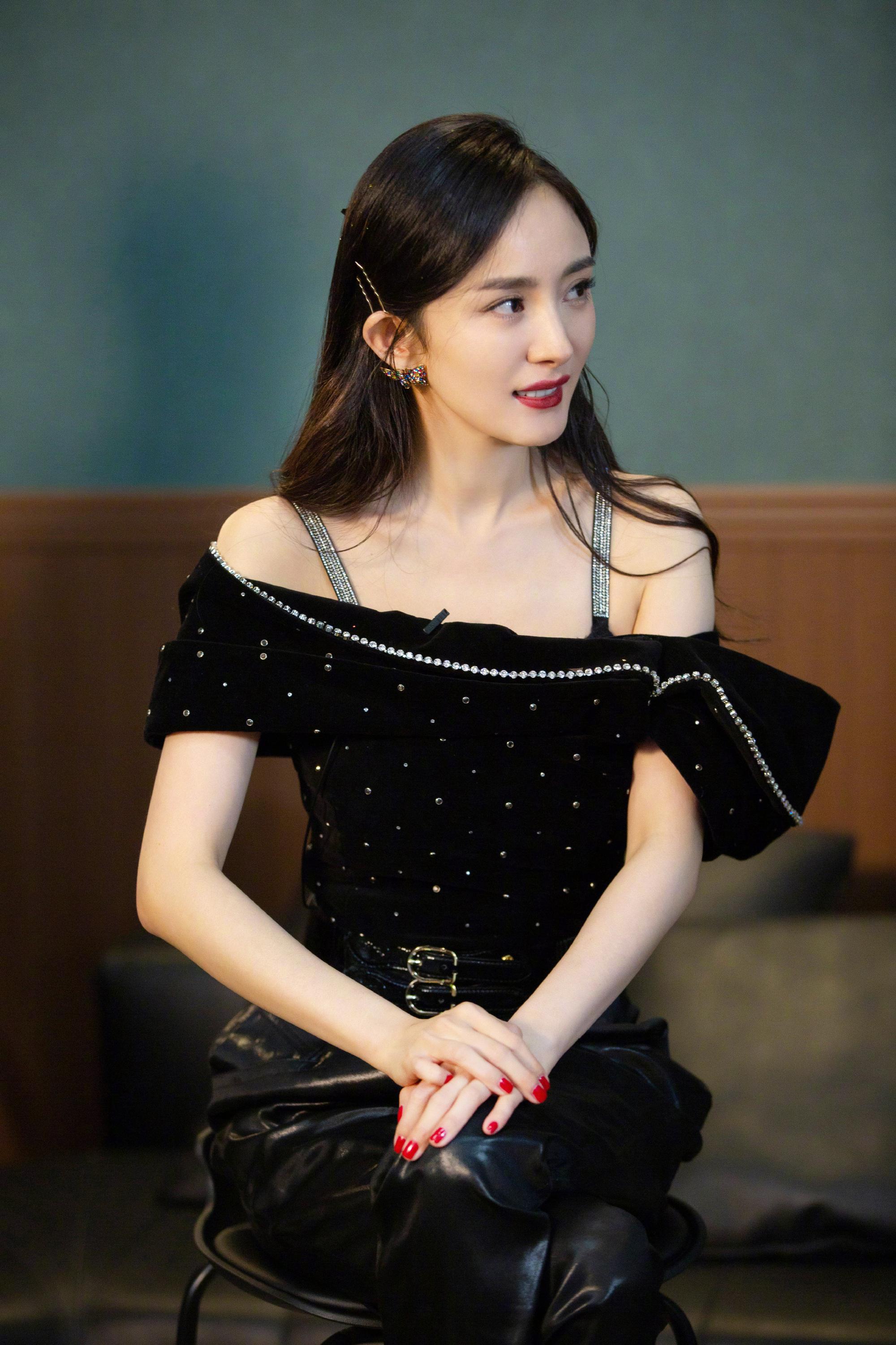 杨幂做客华少直播状态上佳美出新高度自曝最胖时98斤