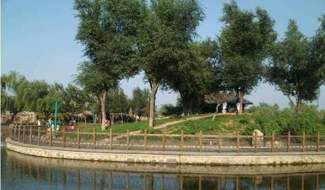 著名旅游景点有仙子湖风景旅游度假区,新民文化游览园,新民森林公园