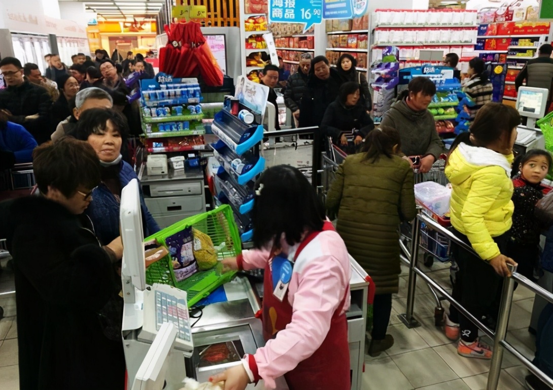 5岁儿子和妈妈逛超市,结账时被怀疑偷拿东西,妈妈做法堪称典范