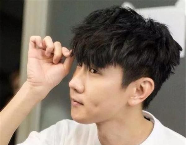 林俊杰常年不换发型网友质疑戴假发直播气到大小眼力证清白