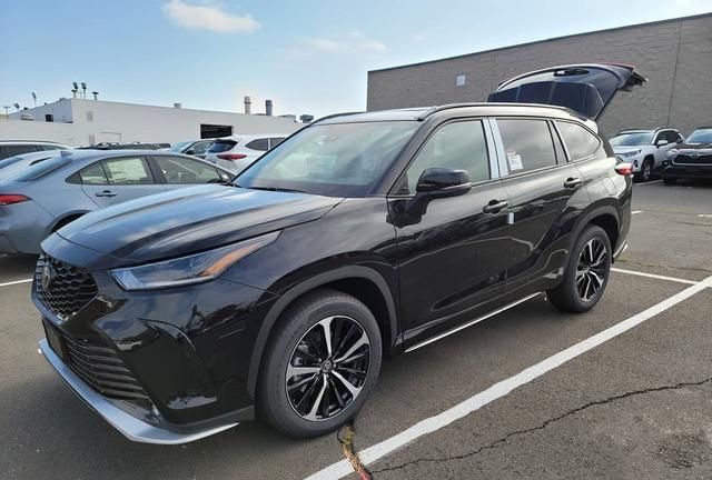 2021款丰田汉兰达xse实拍,采用双色内饰,运动感很强