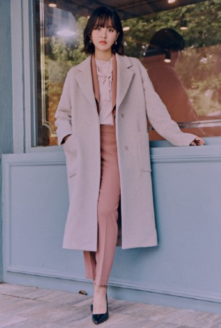 金所炫,气场a到爆炸,穿着一身橘色西装套装搭配了一双黑色浅口细高跟