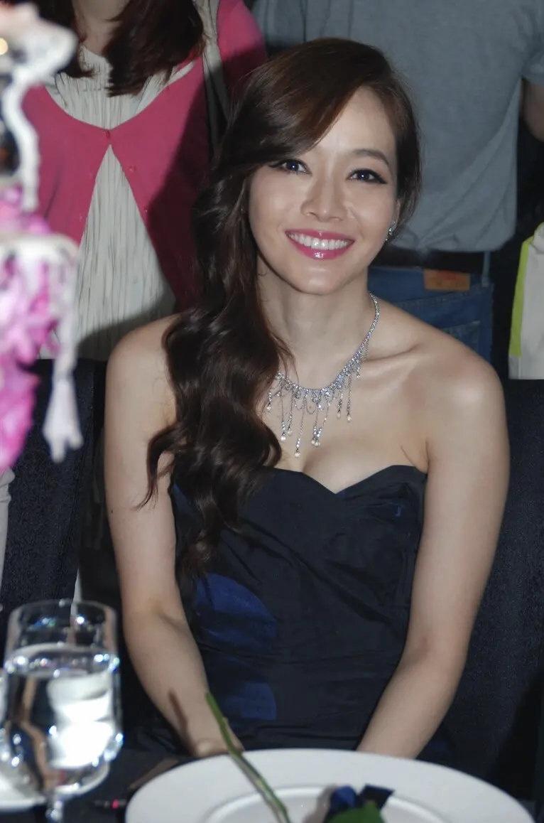 侯佩岑是周杰伦公开承认的女朋友,当时也赚足了大家羡慕的眼光,毕竟