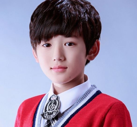 王牌家族秀童年照,贾玲清秀,华晨宇搞怪,看到他:不愧是校草