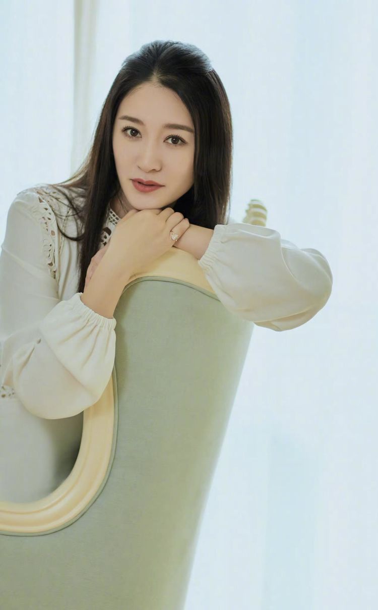《庆元年》翻红,白色镂空长裙亮相,冷白皮自带清冷魅力|庆元年|李小冉