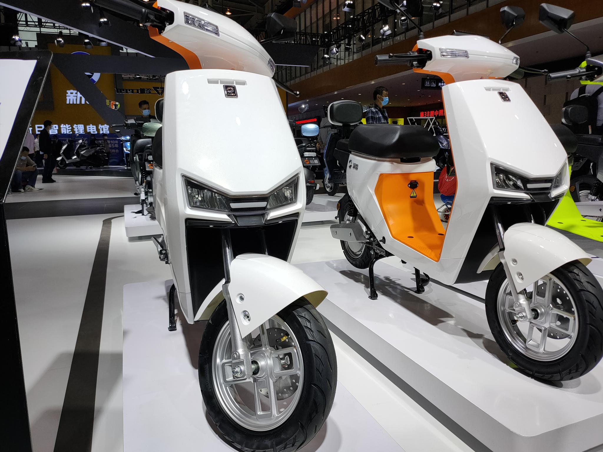 炫辰是一款专为城市年轻白领打造一款电动车,整车采用流行的方正设计