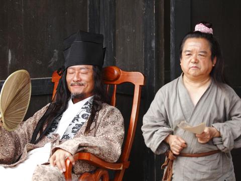 当时,正好电影《血战台儿庄》和电视剧《血泉》在枣庄拍摄,陈三木每天