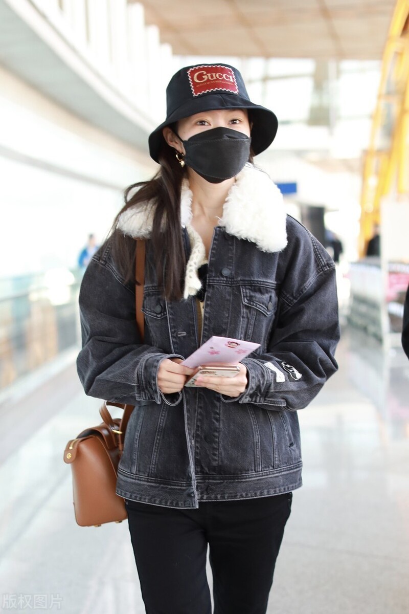 宋轶穿毛领外套牛仔裤现身机场,头戴渔夫帽青春靓丽
