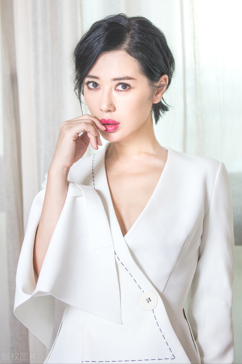 余男散发着迷人风采更显女人味了