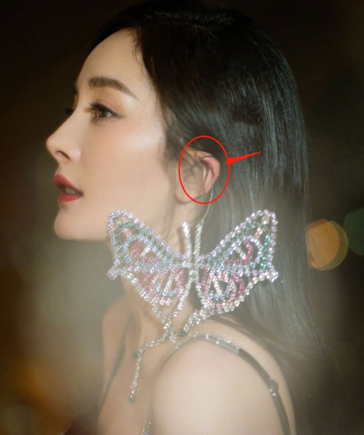 杨幂现身华少直播间,状态好女神范十足,戴首饰耳朵都变形了