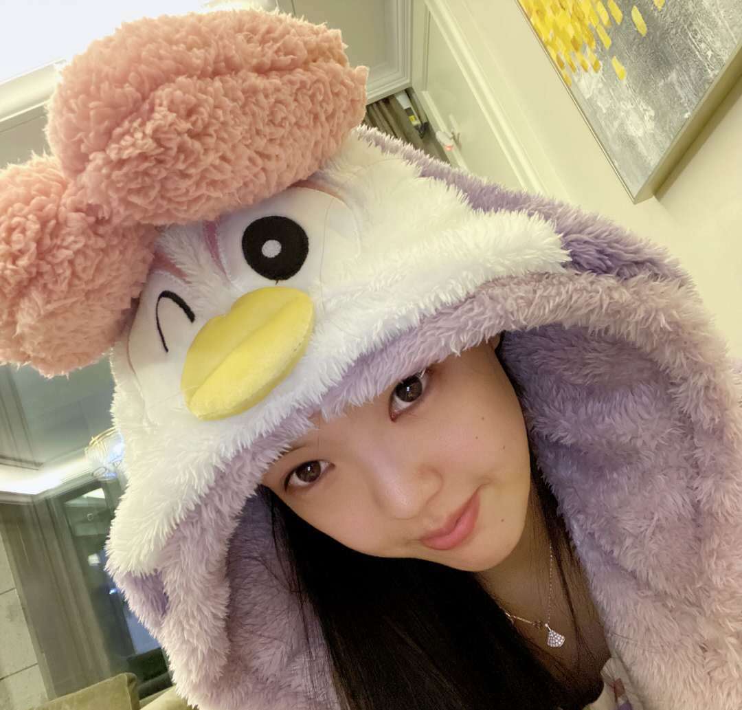 张常宁更新福利晒男友视角照片穿睡衣嘟嘴卖萌表情可爱