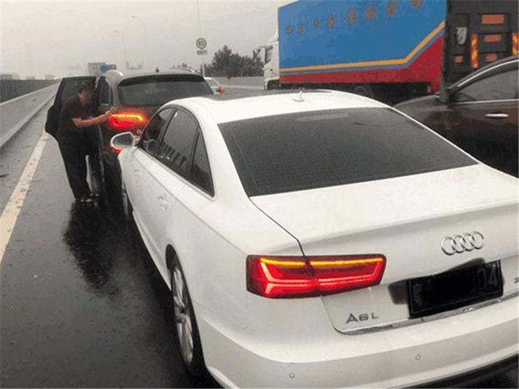 奥迪a6l雨天追尾奥迪q7,听到车损报价后,网友:不愧买灯送车!