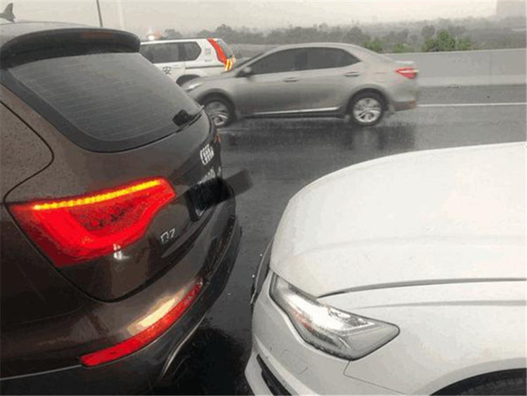 奥迪a6l雨天追尾奥迪q7,听到车损报价后,网友:不愧买灯送车!