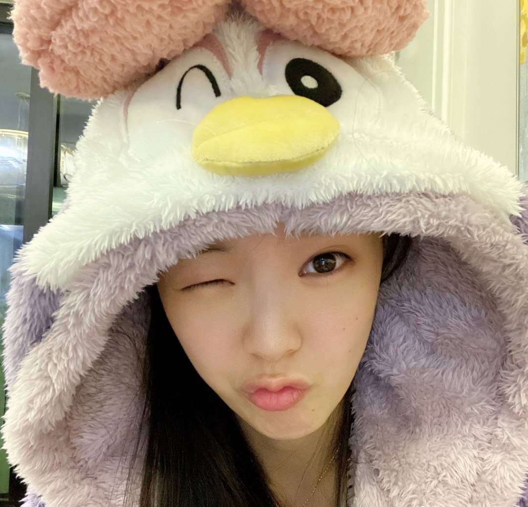 张常宁更新福利晒男友视角照片穿睡衣嘟嘴卖萌表情可爱