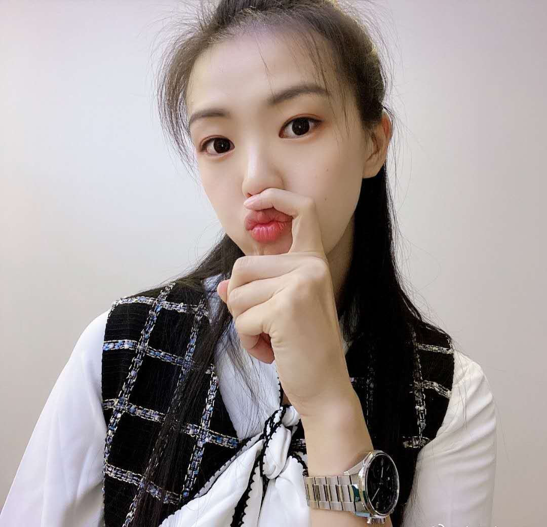 张常宁更新福利晒男友视角照片穿睡衣嘟嘴卖萌表情可爱