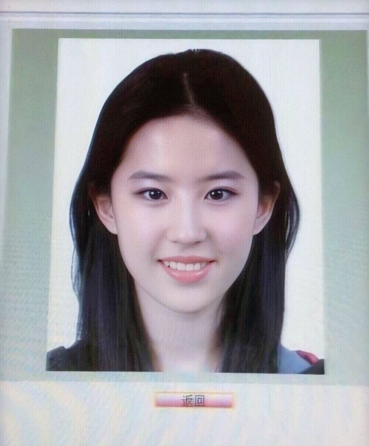 刚进入娱乐圈的时候,刘亦菲给人的感觉也是十分少女,连证件照也是十分