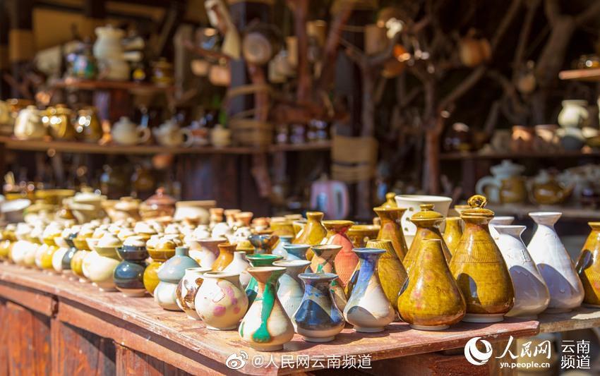 云南临沧碗窑村:全村玩泥巴 男女制陶器