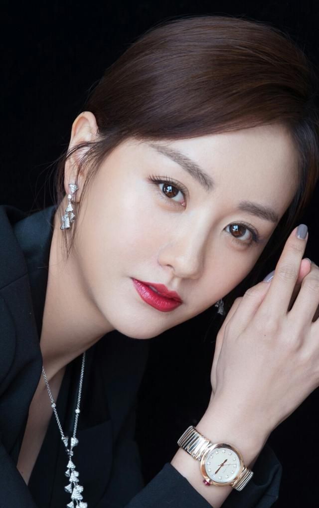 杨蓉时尚靓丽写真,这颜值春风十里,都不如你的美