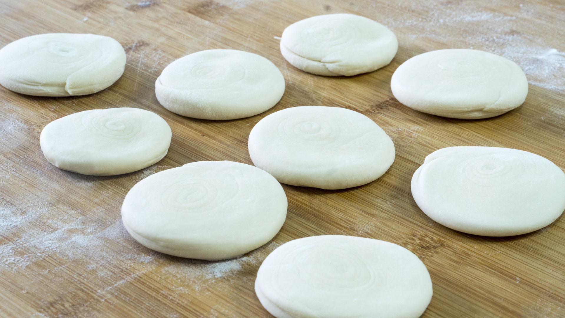 一家人忙碌了一天,今天晚餐做一锅元宝红烧肉,搭配面饼,真好吃