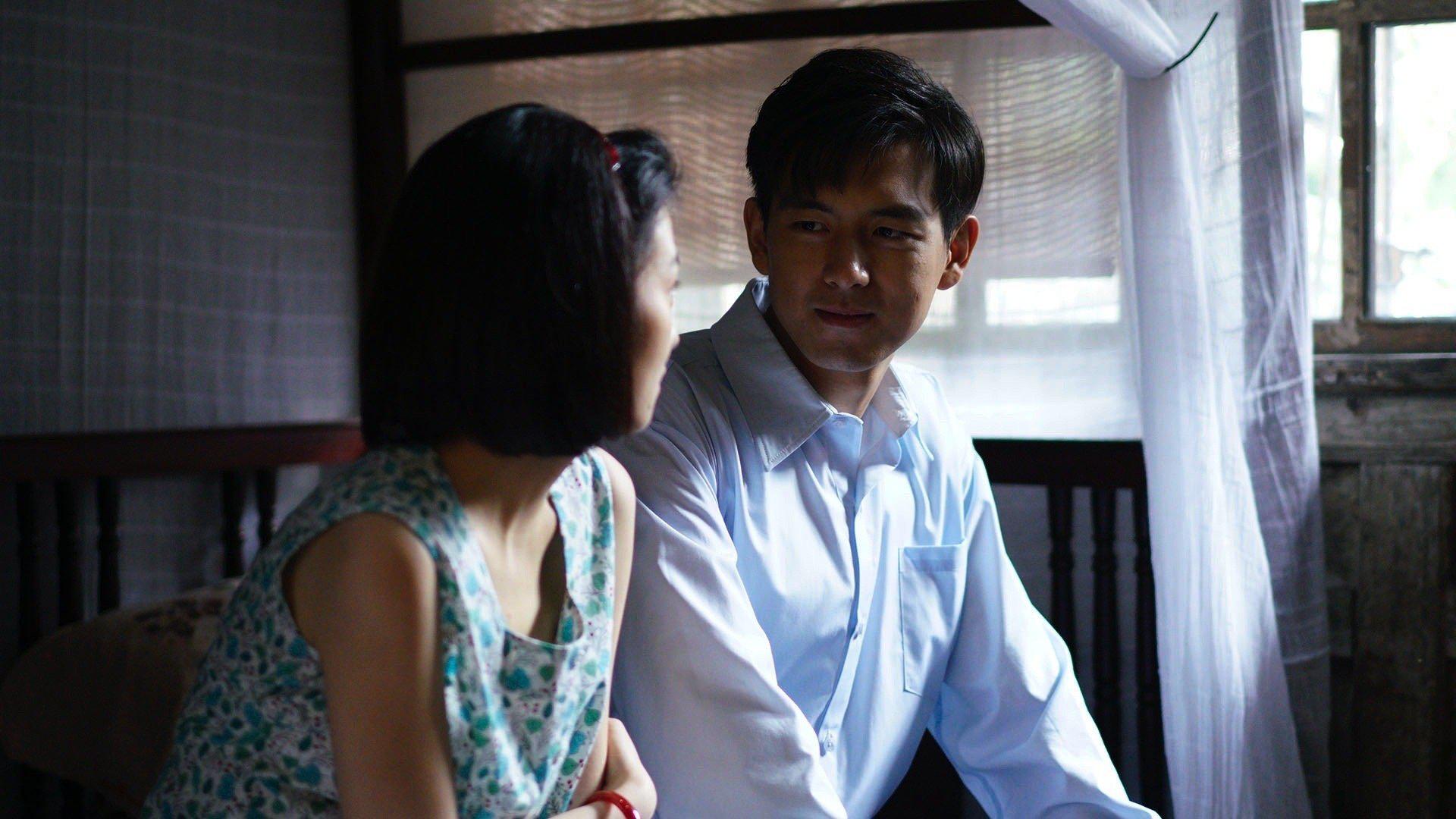 《恋曲1980》新爆三张剧照,李现的毛衣有点喜欢