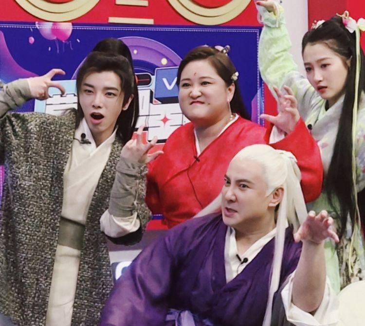 王牌家族再次重聚活动现场上欢乐笑点多关晓彤的腿却成了亮点