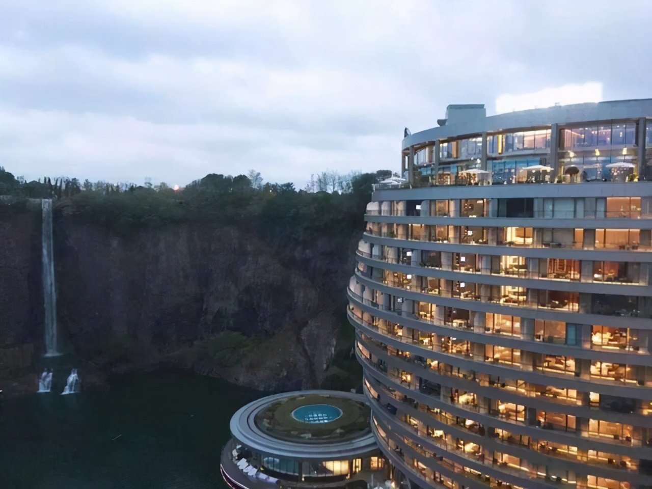 上海深坑酒店建在88米深坑中被誉为世界建筑史上的奇迹