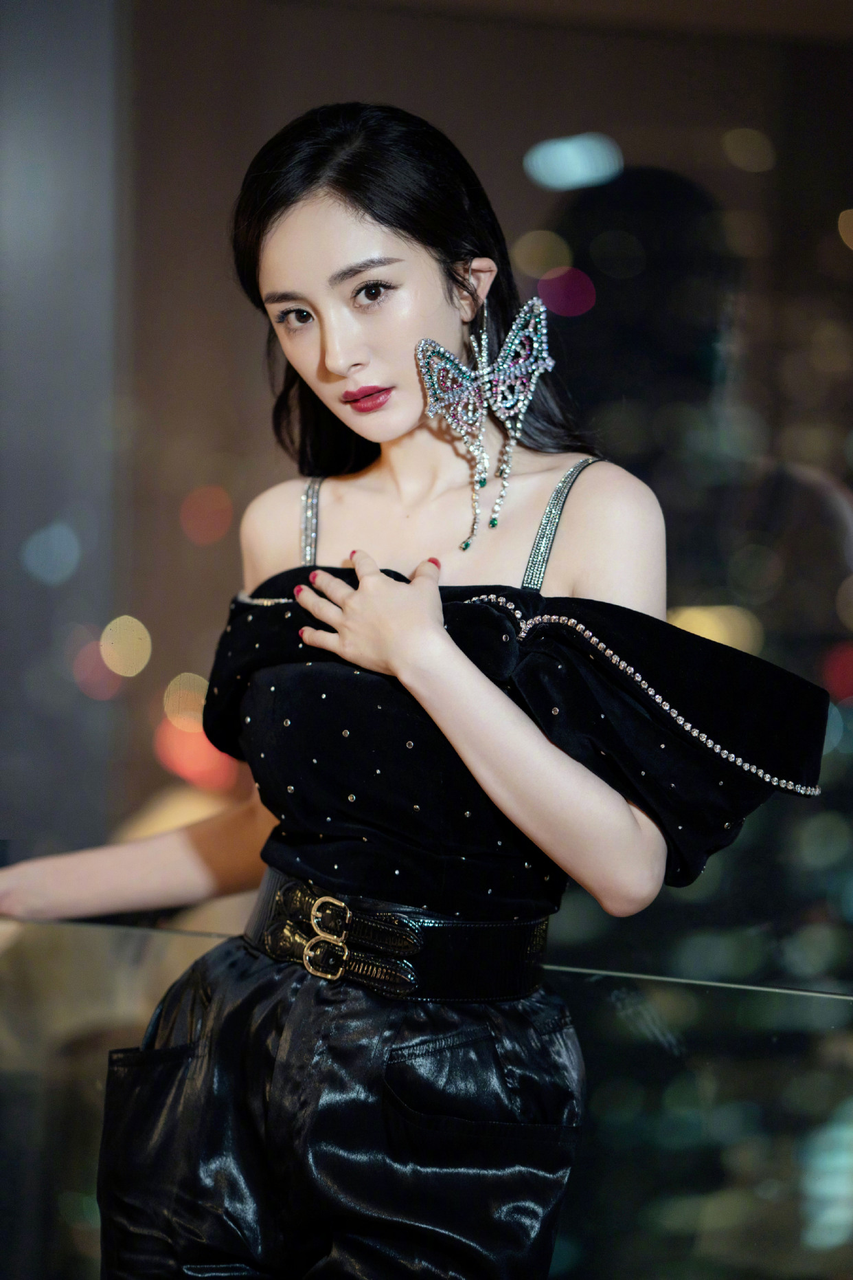 杨幂"不走寻常路",黑色look配蝴蝶耳饰酷炫霸气,耳朵还好吗?