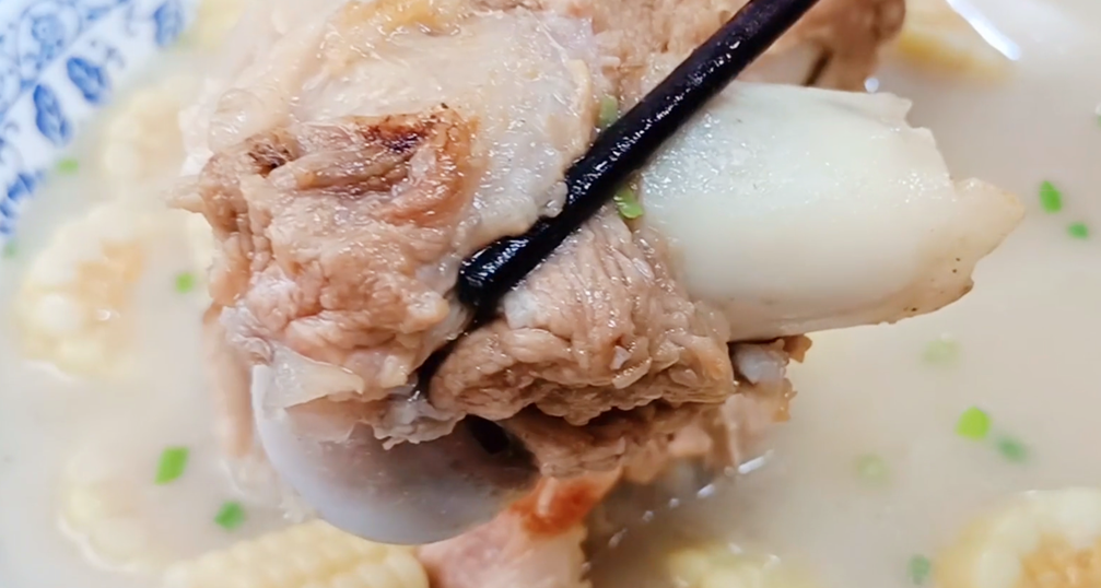 【大骨汤】一,食材:猪大骨2根,玉米2根,枸杞少许,姜2块,大葱1段,小葱