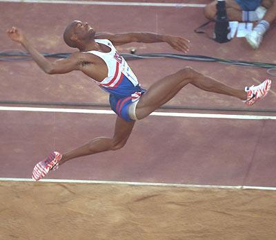 最伟大的跳远比赛鲍威尔8米95逆转巅峰刘易斯创近30年世界纪录