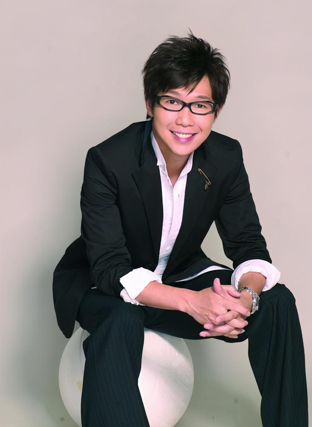 曾经的偶像歌手黄品冠,已经失业9个月,还被女儿同学给嫌弃