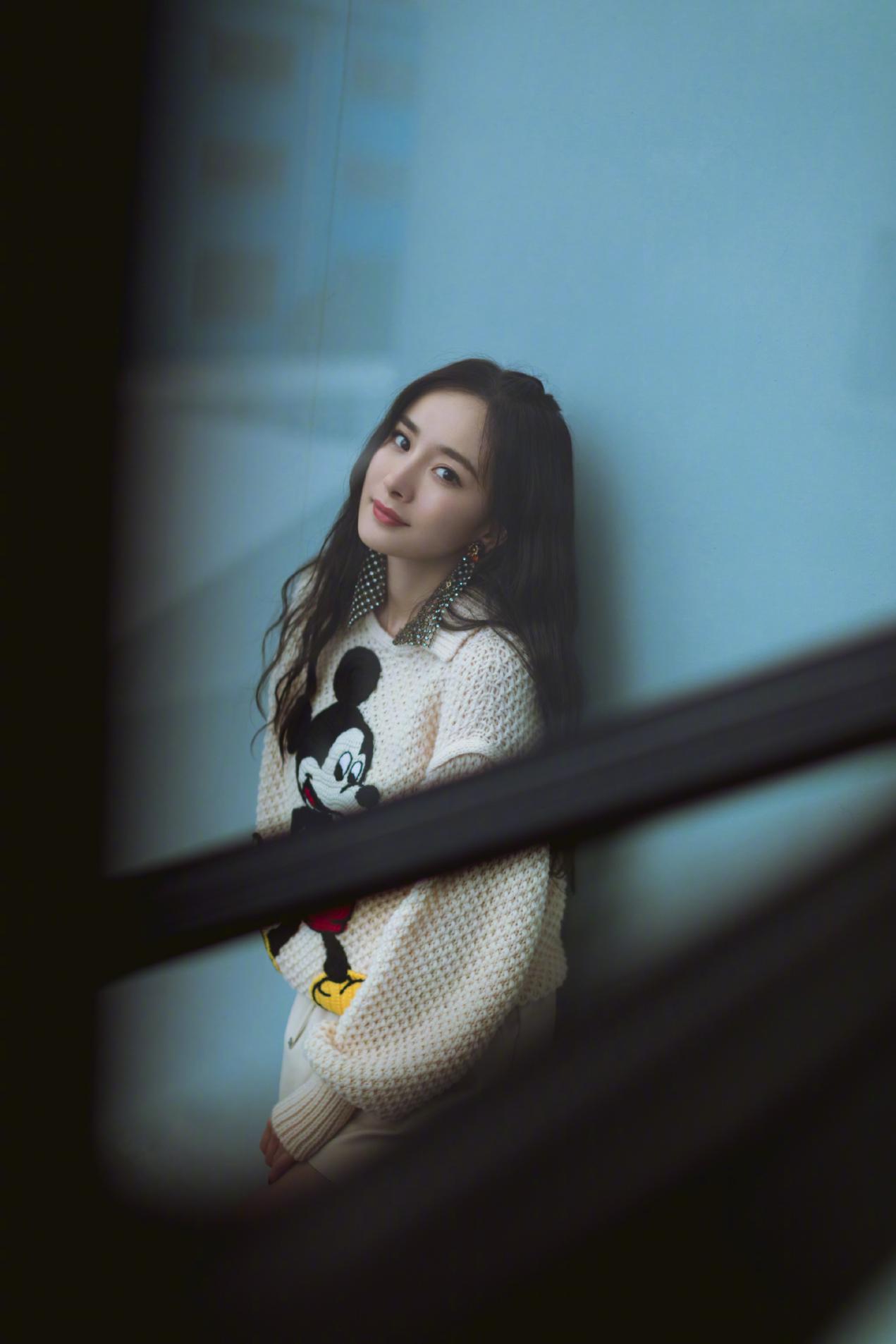 杨幂晒减龄靓照!穿狐狸印花毛衣搭皮裤,双麻花辫颇有少女活力