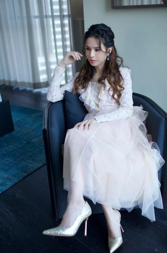 54岁李若彤脚踩细高跟,公主抱雪梨转圈无压力,健身成果惹惊呼