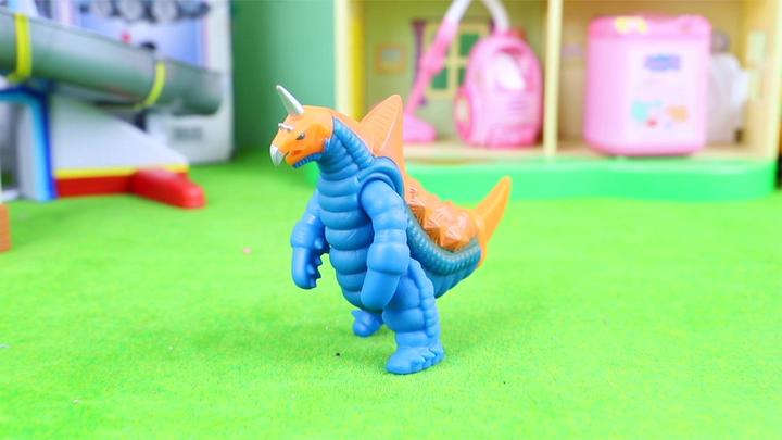 奥特曼:独角超兽巴克西姆软胶玩具分享