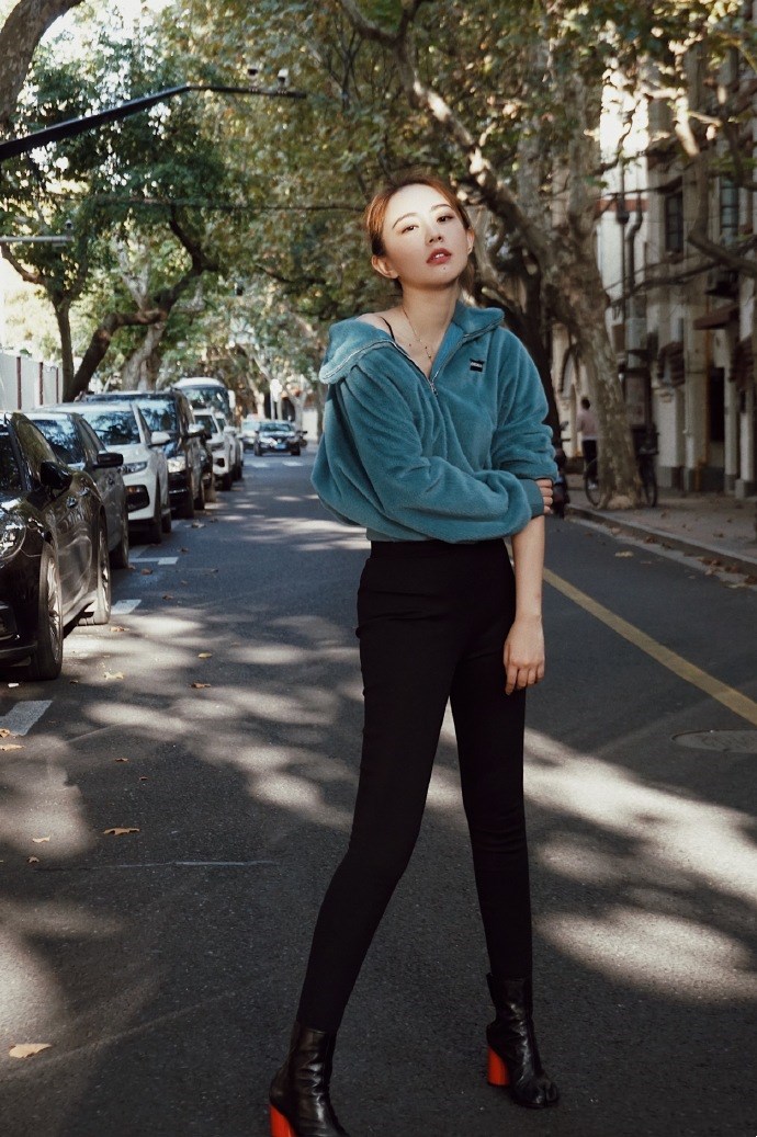 孙耀琦立冬装扮很新潮,蓝色毛绒外套露肩穿性感养眼,大长腿撩人