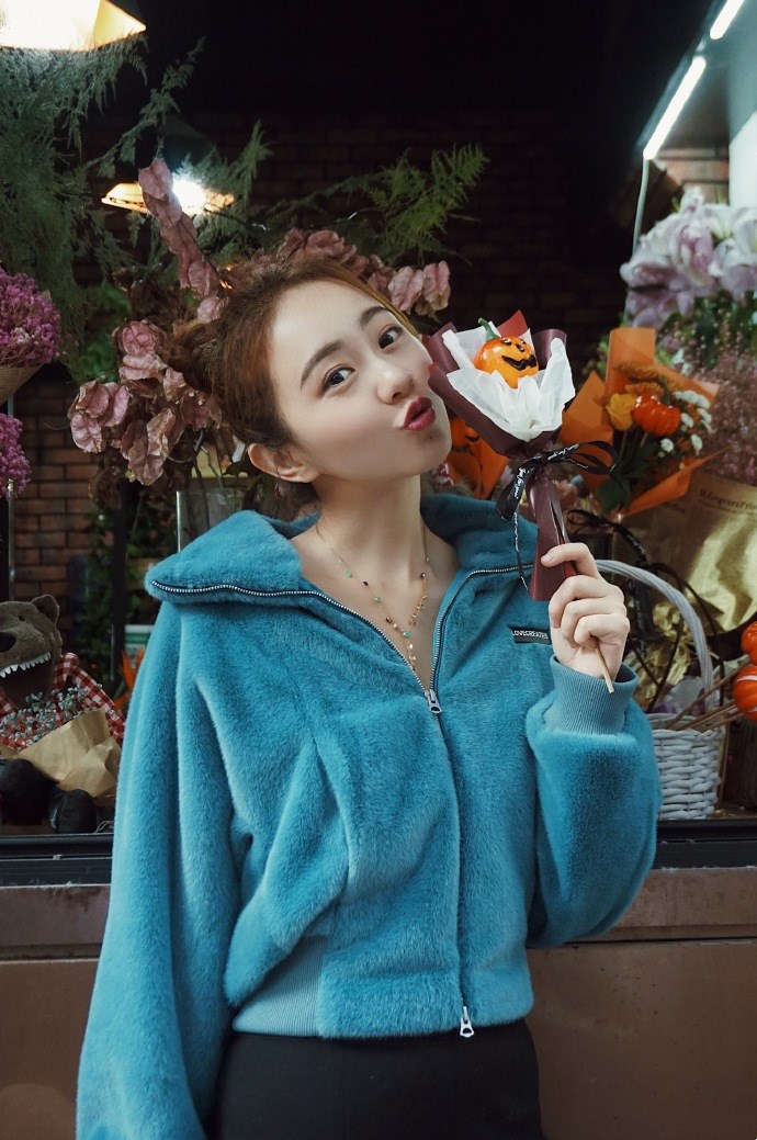 孙耀琦立冬装扮很新潮,蓝色毛绒外套露肩穿性感养眼,大长腿撩人