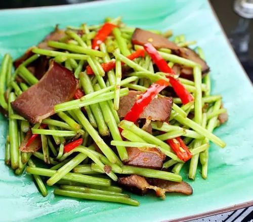 入选08年奥运菜单的江西名菜藜蒿炒腊肉味道独特香气扑鼻