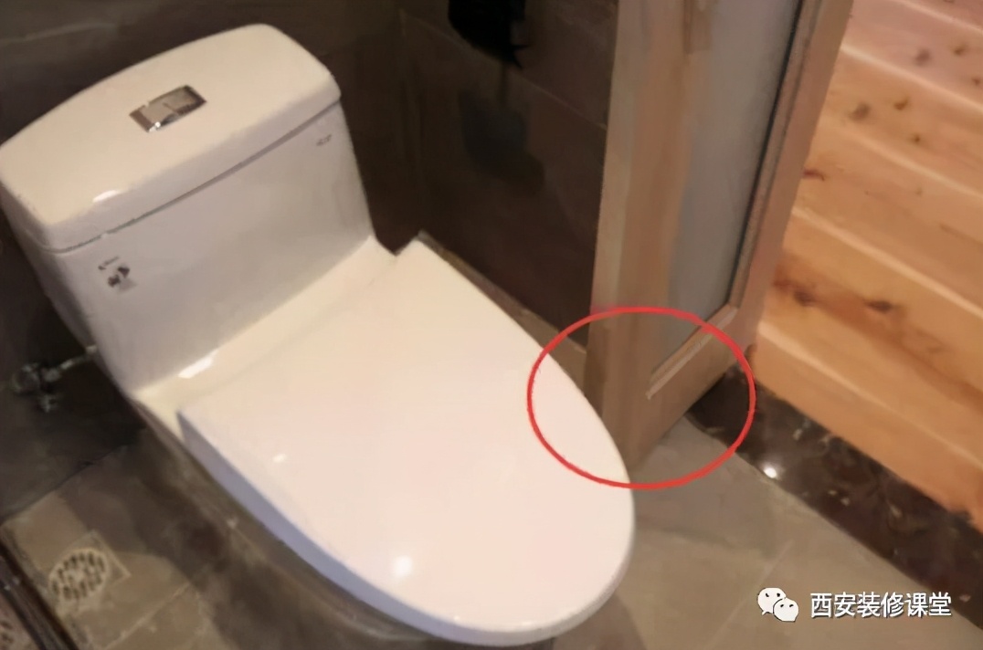 马桶位置不对以及与门的冲突